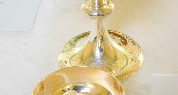 Un purificador es el paño sacramental utilizado para cubrir y limpiar el cáliz de la Eucaristía.