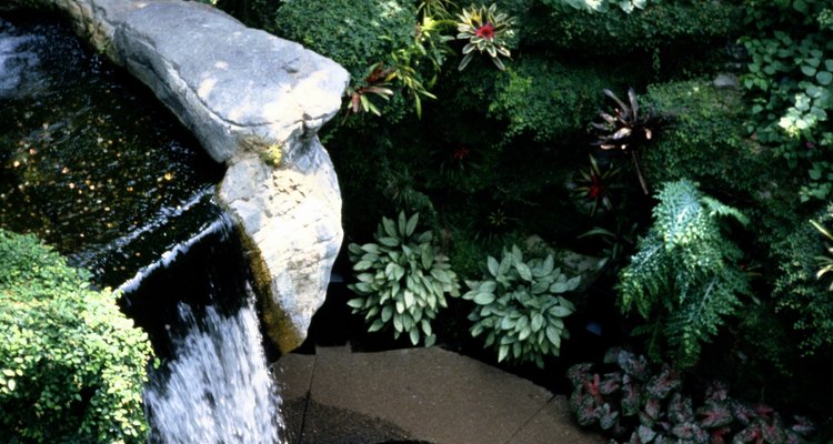Las fuentes de rocas agregan serenidad y frescura al jardín.