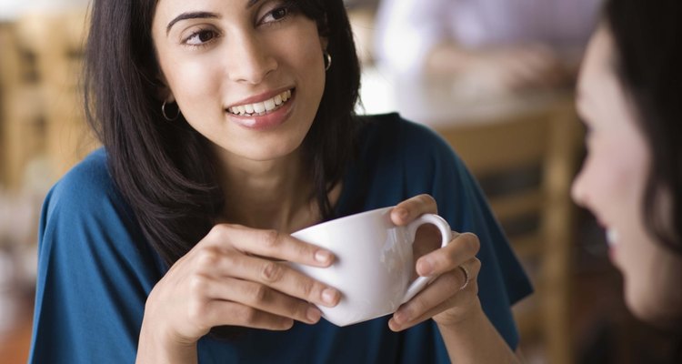 Los amigos pueden tener conversaciones informales que no ocurren dentro de la familia.