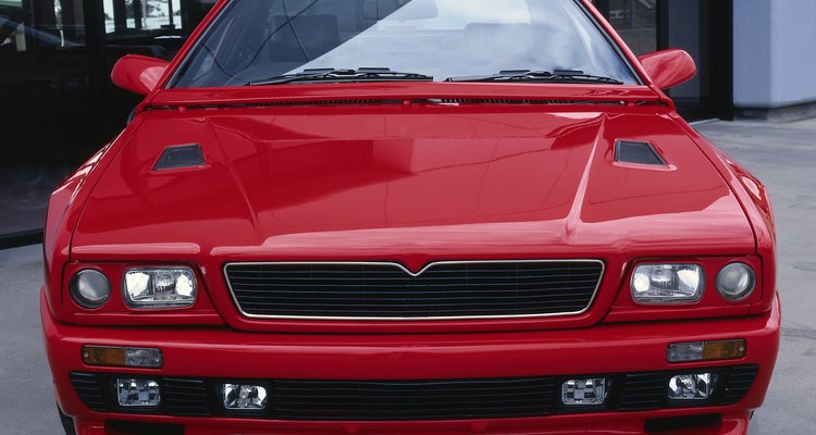 Los ingenieros automotrices diseñan carros.