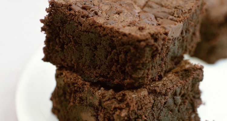 El aceite de oliva y el aceite vegetal tienen la misma cantidad de grasa y algunas veces pueden sustituirse entre sí en las recetas de brownies.