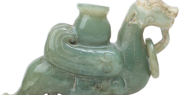 El jade se utiliza en piezas ornamentales y joyería.
