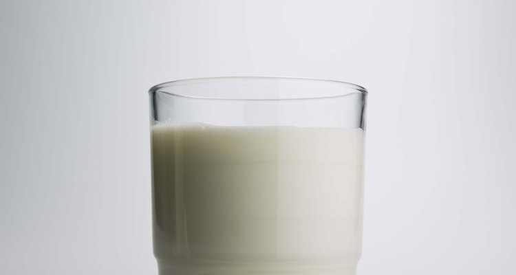 La leche es baja en fibra y puede contribuir al estreñimiento.