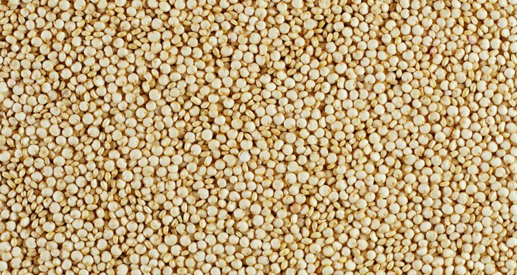 Cuando está cruda, la quinoa se asemeja a semillas pequeñas como el mijo.