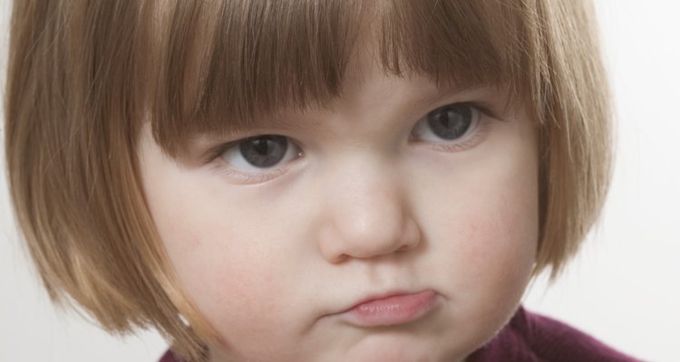 Un niño puede responder de manera agresiva si se siente enojado.