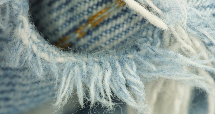 Los bordes deshilachados alrededor de las rodillas rasgadas de los pantalones vaqueros están de moda otra vez.