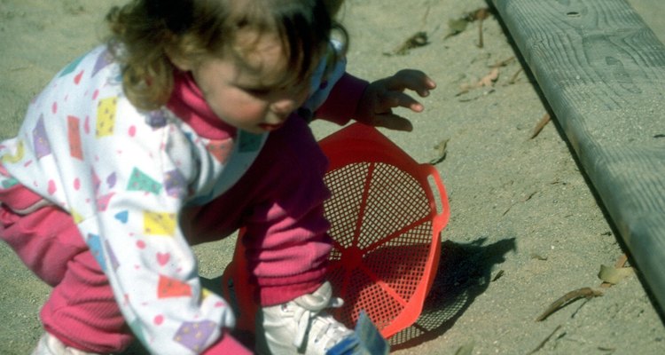 Los padres deben asegurarse de que la arena con la que juegan sus hijos es segura.
