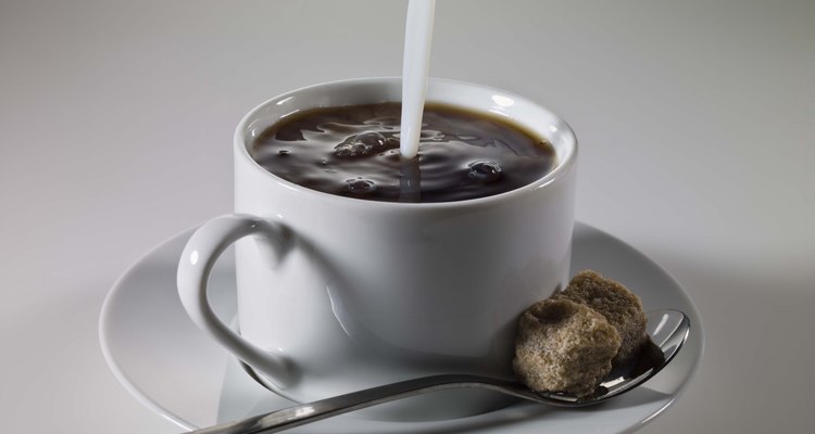 Verter la leche condensada directamente en el café puede hacer que sea demasiado dulce.