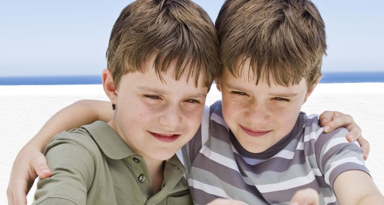 Los niños pueden desarrollar fuertes conexiones con sus hermanos, a pesar de los conflictos inevitables.