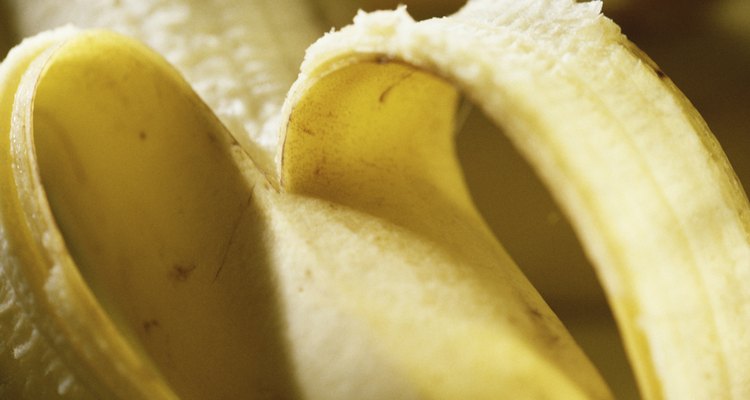 Rociar las rodajas de plátano con zumo de cítricos es sólo una manera de evitar que se oxiden en un pastel.