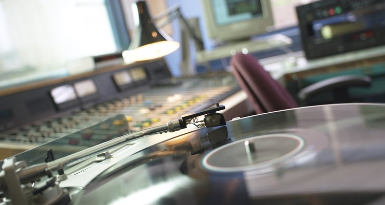 Los medios de comunicación tienen igual o mayor influencia que las amistades en un adolescente.