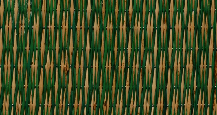 Cubre los bordes superiores de los bambúes en forma vertical con palos de bambú más gruesos de forma horizontal.