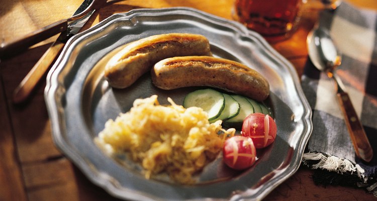 La Bratwurst hervida es uno de las formas de cocinarla para obtener el verdadero sabor de la salchicha.