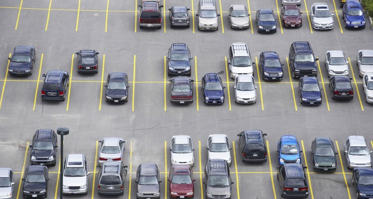 Los estacionamientos deben tener el debido señalamiento para un uso seguro.