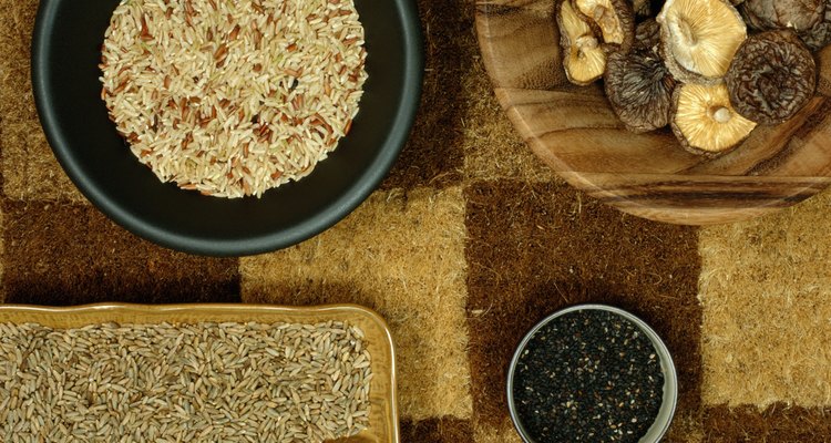 O arroz integral possui muito benefícios em comparação com o arroz branco