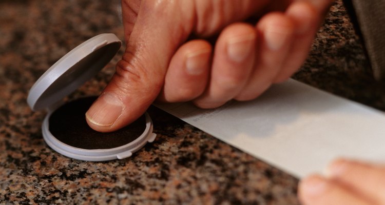 Ficar com os dedos cheios de tinta pode ser uma verdadeira bagunça e nem sempre é fácil de limpar
