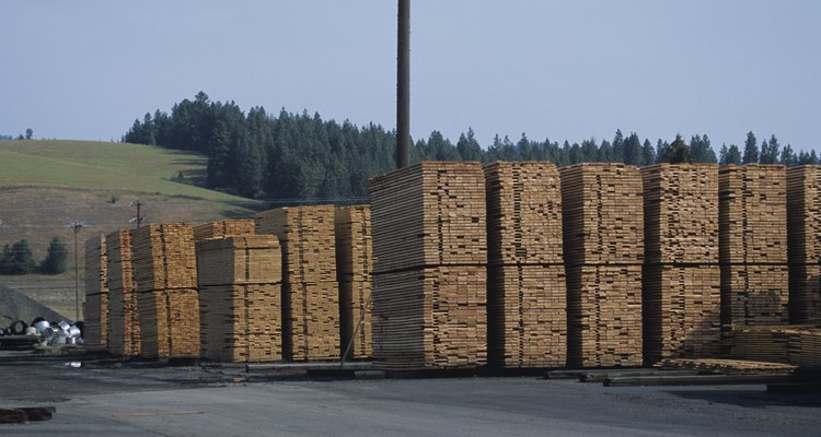 Una maderera es un establecimiento de exteriores que vende madera y otros materiales.