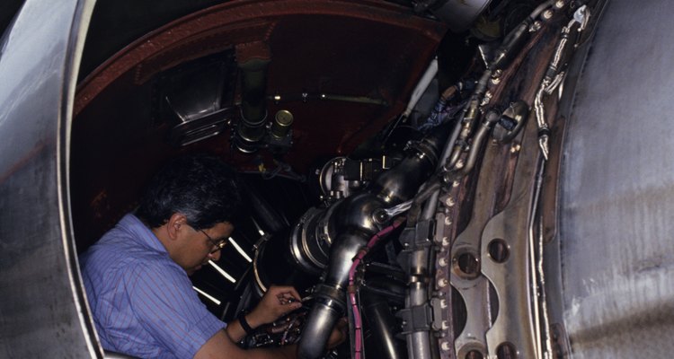 Los mecánicos de aviación licenciados ayudan a que el viaje por aire sea seguro.