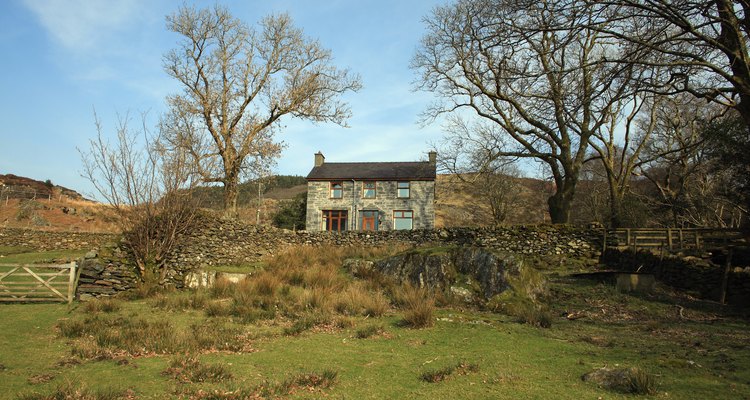 The Llyn Dinas farmhouse and adjacent lake near Glyndwr's Way.