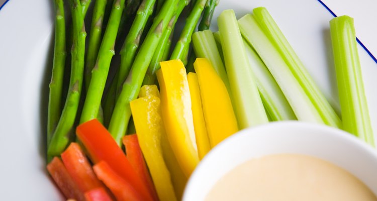 Un bol de frutas frescas o un plato de zanahorias calmará el hambre.