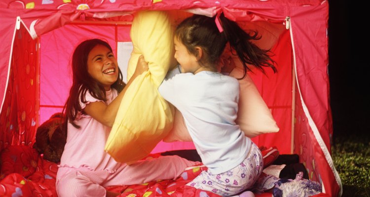 Hacer un campamento en el patio trasero puede ser divertido para familias o grupos grandes.