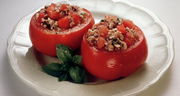 Los tomates rellenos, deliciosos y vistosos.