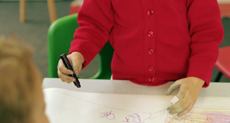 Entrega a los niños hojas en blanco y aliéntalos a que jueguen con pequeños objetos como crayones, tiza, lápices o incluso pinceles.