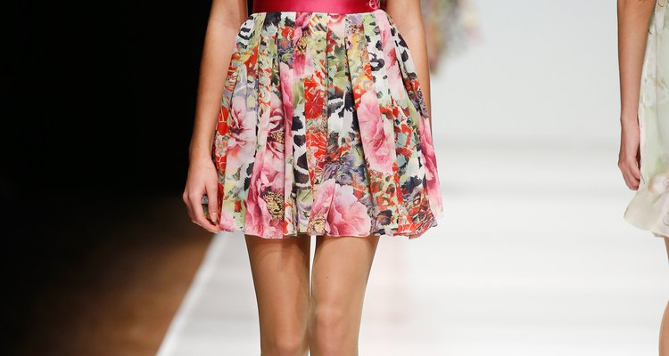 O velho e bom vestido florido não pode faltar no seu acervo de moda
