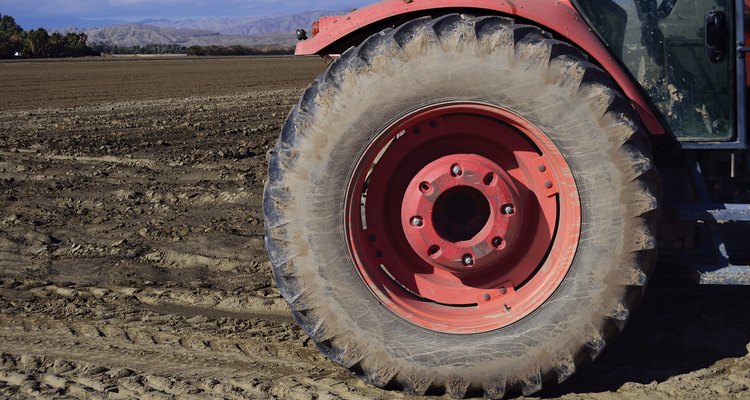 Revisa el número de los neumáticos de tu tractor.