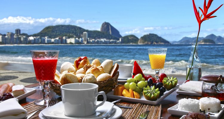 Usa cubiertos siempre, incluso para la fruta y la pizza.