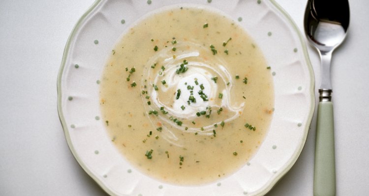Una sopa casera de patatas crea una comida perfecta para el invierno.