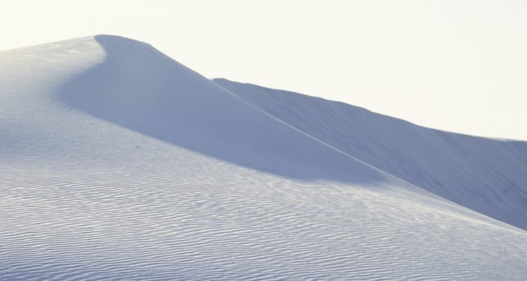 Las dunas de arena en el White Sands National Monument, New Mexico son granos de cuarzo meteorizados.