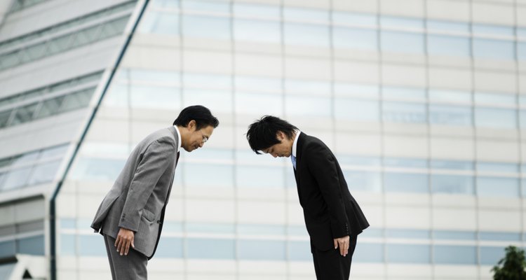 Dos hombres de negocios saludándose con una reverencia en Japón