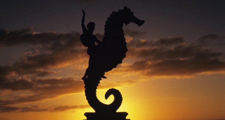 Puerto Vallarta es hogar de hermosas puestas de sol e interesantes artesanías locales.