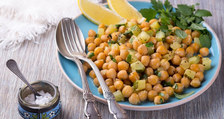 Chickpeas with zucchini and herbs