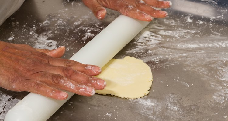 Kneading and preparing the dough to cook meat pies (1)