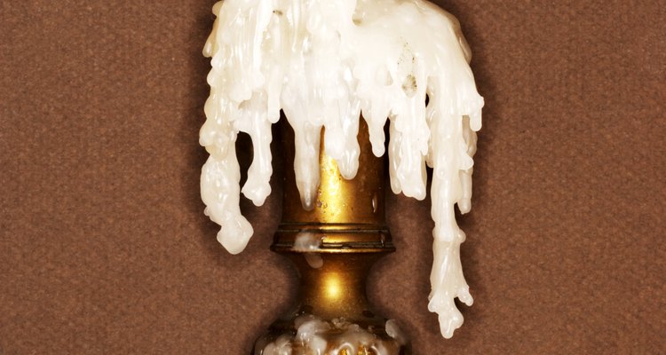 La cera de velas viejas servirá como un adhesivo para tus iniciadores de fuego caseros.