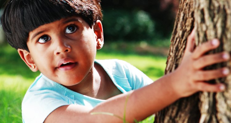 A los niños pequeños les encanta ser abrazados, besados y mimados, pero a veces hay que atraparlos para poder hacerlo.