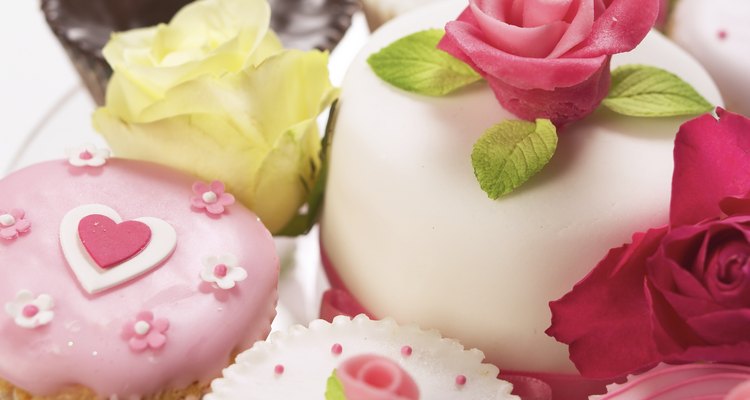 Las flores de azucar son una manera hermosa de decorar tus pasteles.