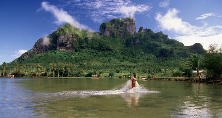 Toma un bote para pescar en las lagunas de Bora Bora.