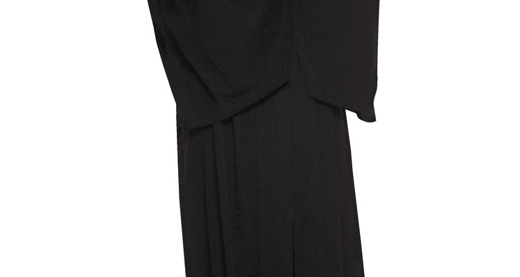 A toga preta icônica faz parte do uniforme de um juiz