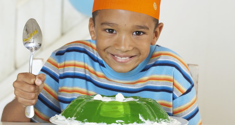 La gelatina se sirve a menudo con crema batida.