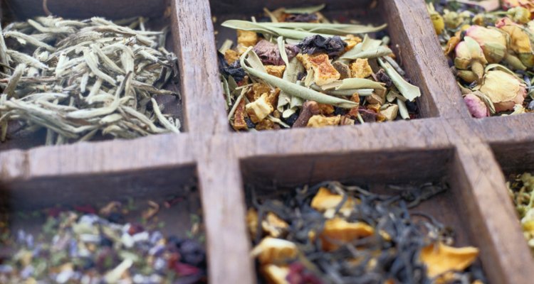 Experimente como substitutos do café os chás de ervas, como o chá vermelho ou o de camomila, que não contêm corantes, aditivos ou conservantes