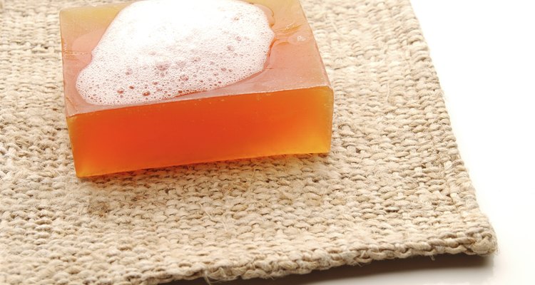 Para que tu jabón genere abundante espuma puedes agregar ciertos ingredientes que no modificarán ni el color ni el aroma del producto.