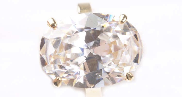 Anéis de CZ são muito mais baratos do que anéis de diamante