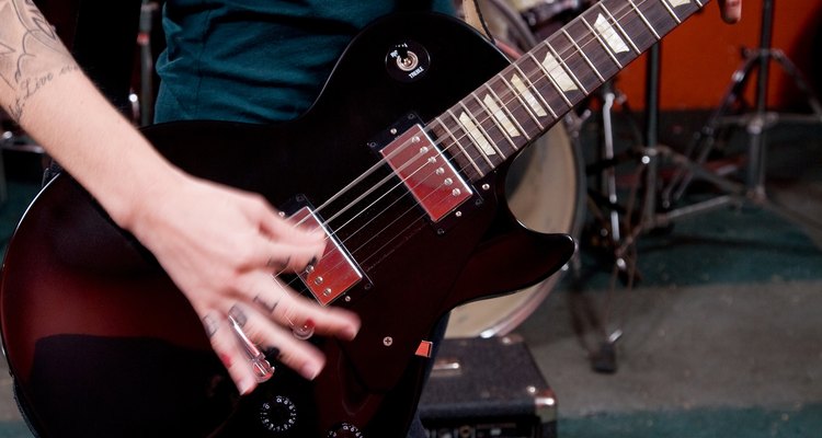 Los guitarristas que tienen contratos grandes pueden ganar cifras de seis dígitos por concierto.
