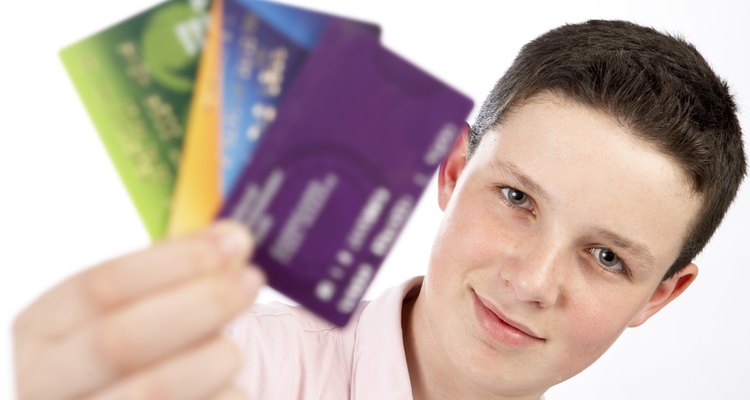 El mercado de las compañías de tarjetas de crédito para los estudiantes de tercer y cuarto año de secundaria.