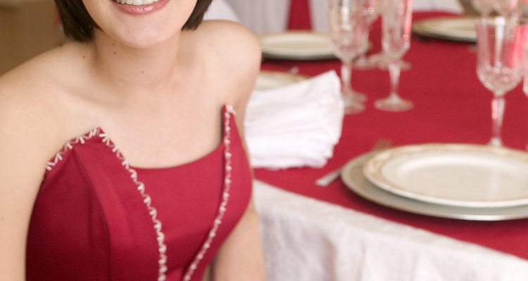 Elige un vestido que te sea favorecedor y elegante para asistir a una fiesta de cumpleaños formal.