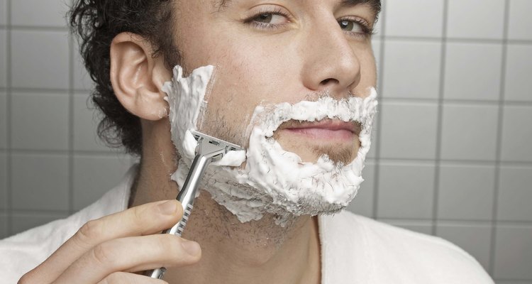 Afeita tus patillas al mismo tiempo que afeitas tu cara.