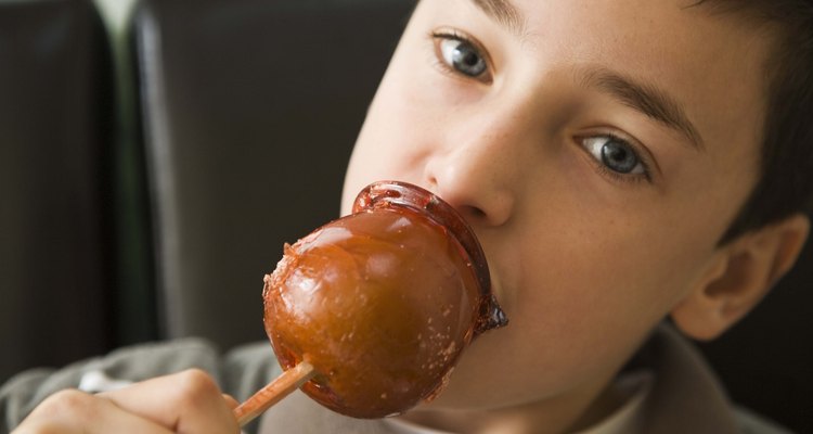 Las manzanas acarameladas no son el único alimento en el que el caramelo queda estupendo.